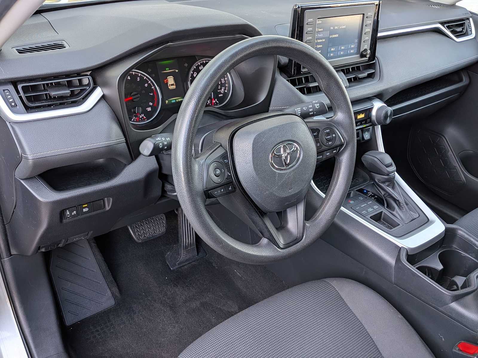 2019 Toyota RAV4 LE photo 2
