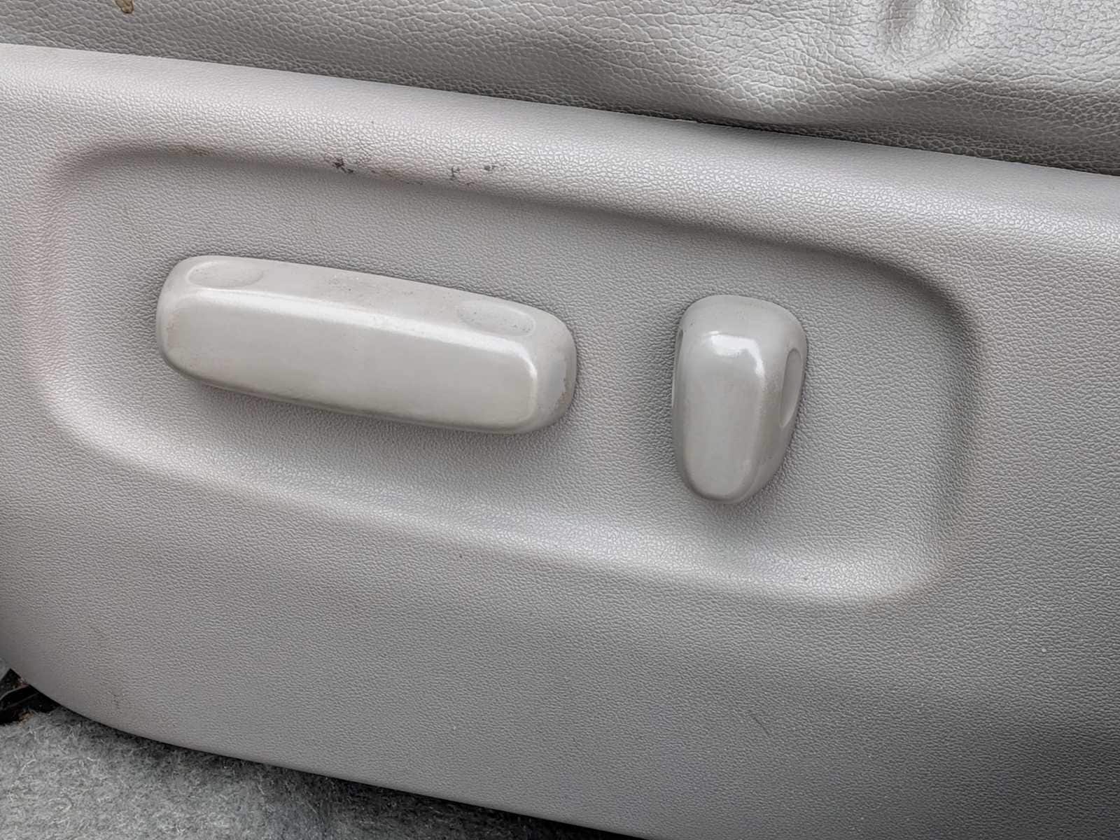 Thumbnail: 2011 Toyota RAV4 - 13