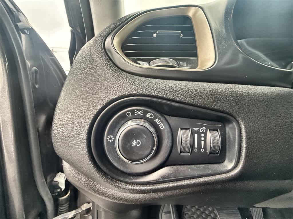 Thumbnail: 2017 Jeep Renegade - 16