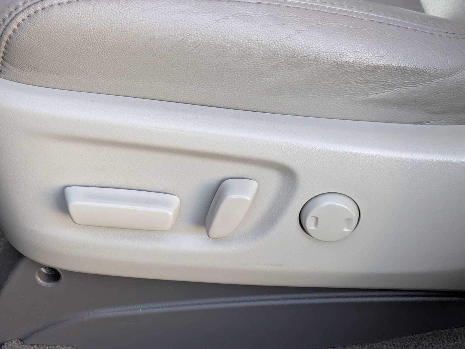 Thumbnail: 2018 Toyota Sienna - 16