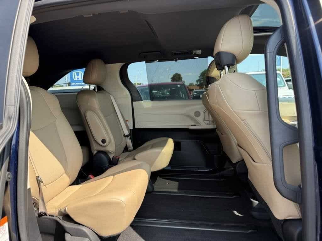 Thumbnail: 2022 Toyota Sienna - 12