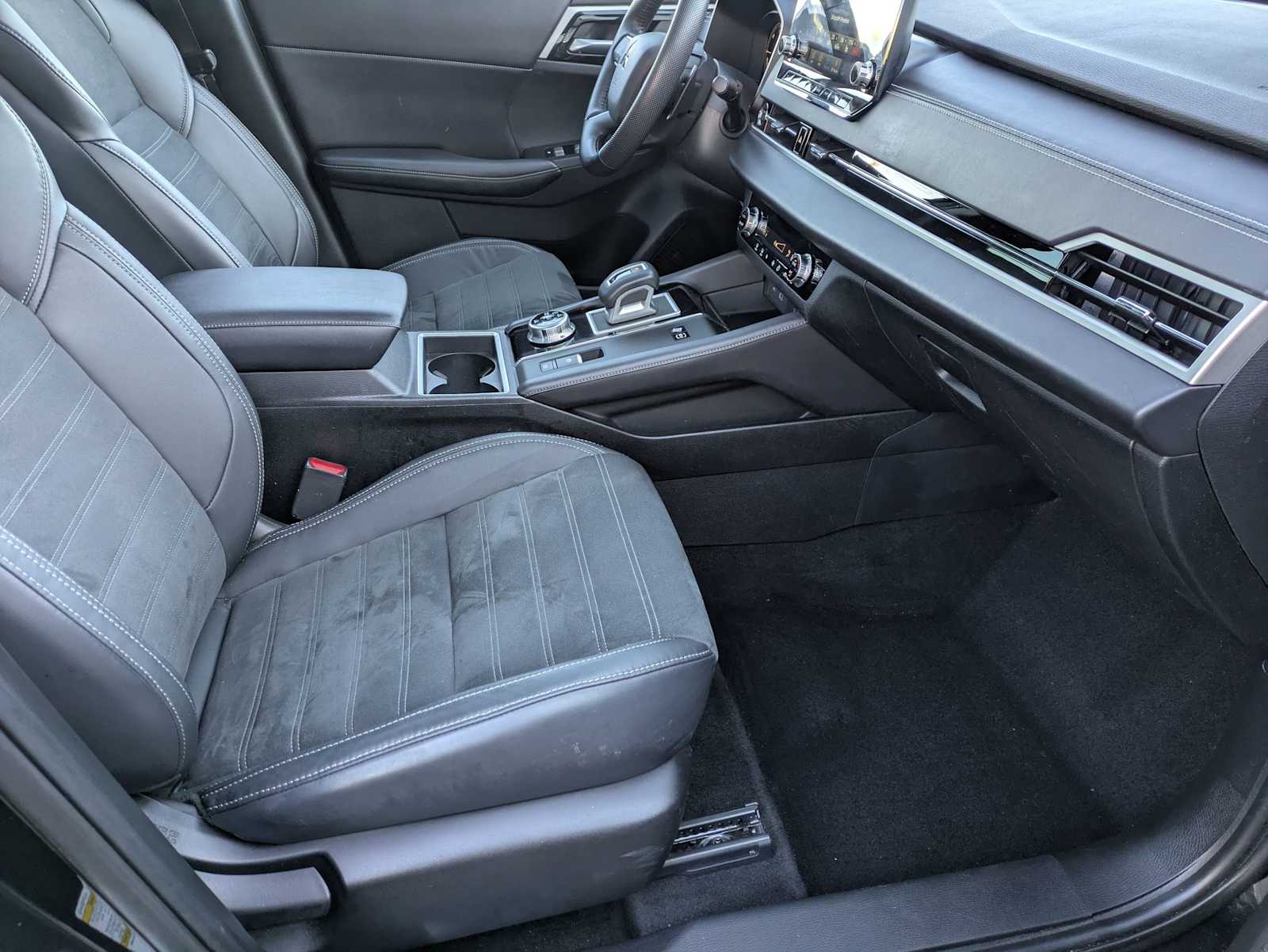 Thumbnail: 2023 Mitsubishi Outlander - 22