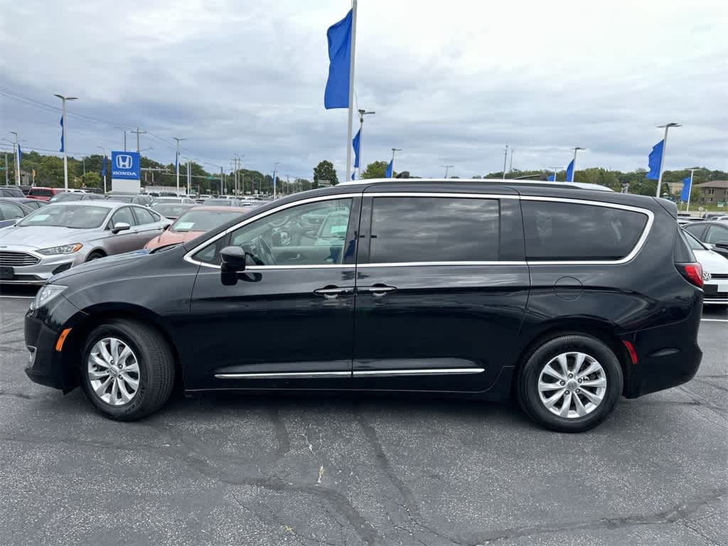 Used 2018 Chrysler Pacifica Touring L with VIN 2C4RC1BG0JR322949 for sale in Waukesha, WI