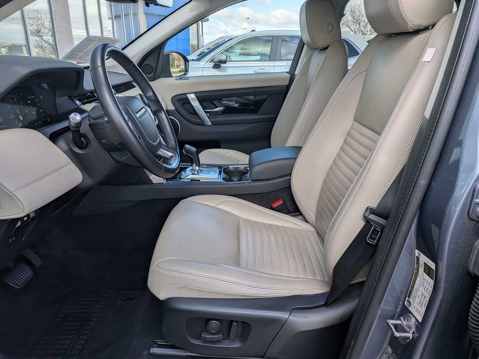 Thumbnail: 2020 Land Rover Discovery Sport - 15