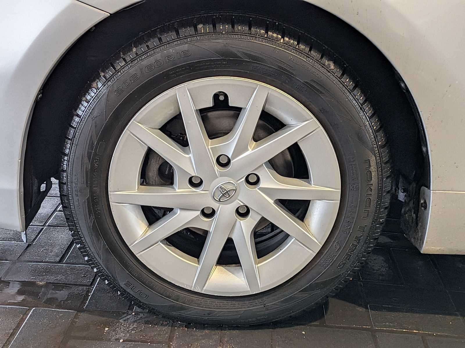 Thumbnail: 2014 Toyota Prius v - 13