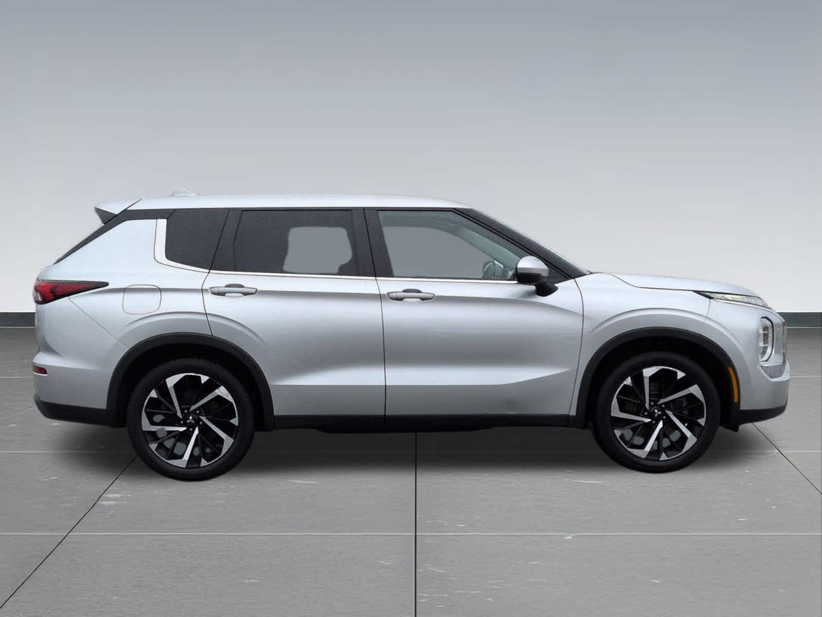 Thumbnail: 2022 Mitsubishi Outlander - 7