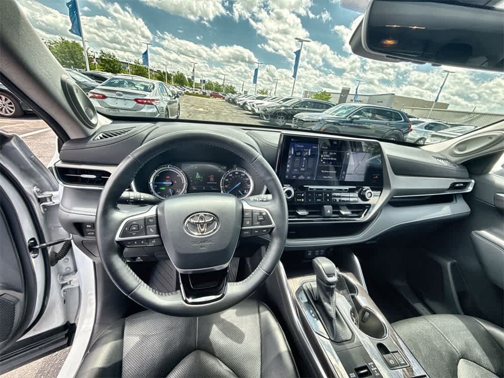Thumbnail: 2022 Toyota Highlander - 14
