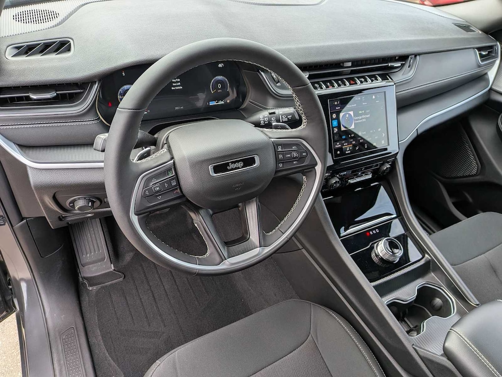 Used 2025 Jeep Grand Cherokee Laredo SUV