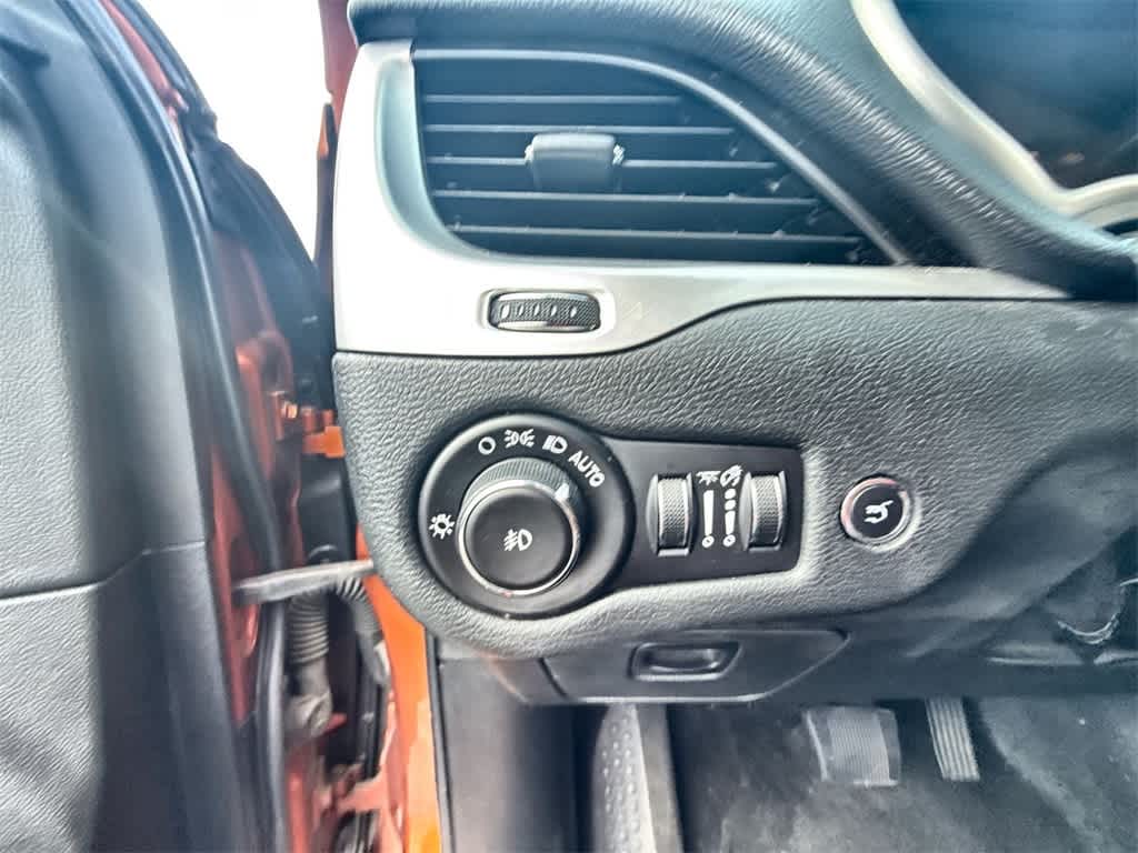 Thumbnail: 2015 Jeep Cherokee - 16