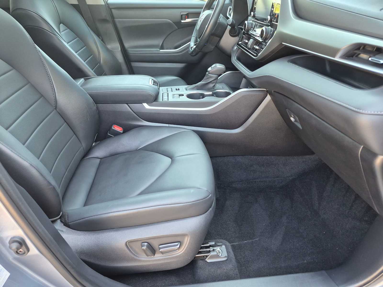 Thumbnail: 2021 Toyota Highlander - 21