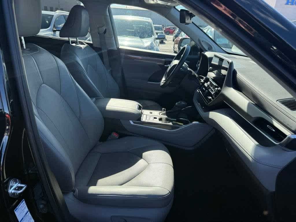 Thumbnail: 2021 Toyota Highlander - 7