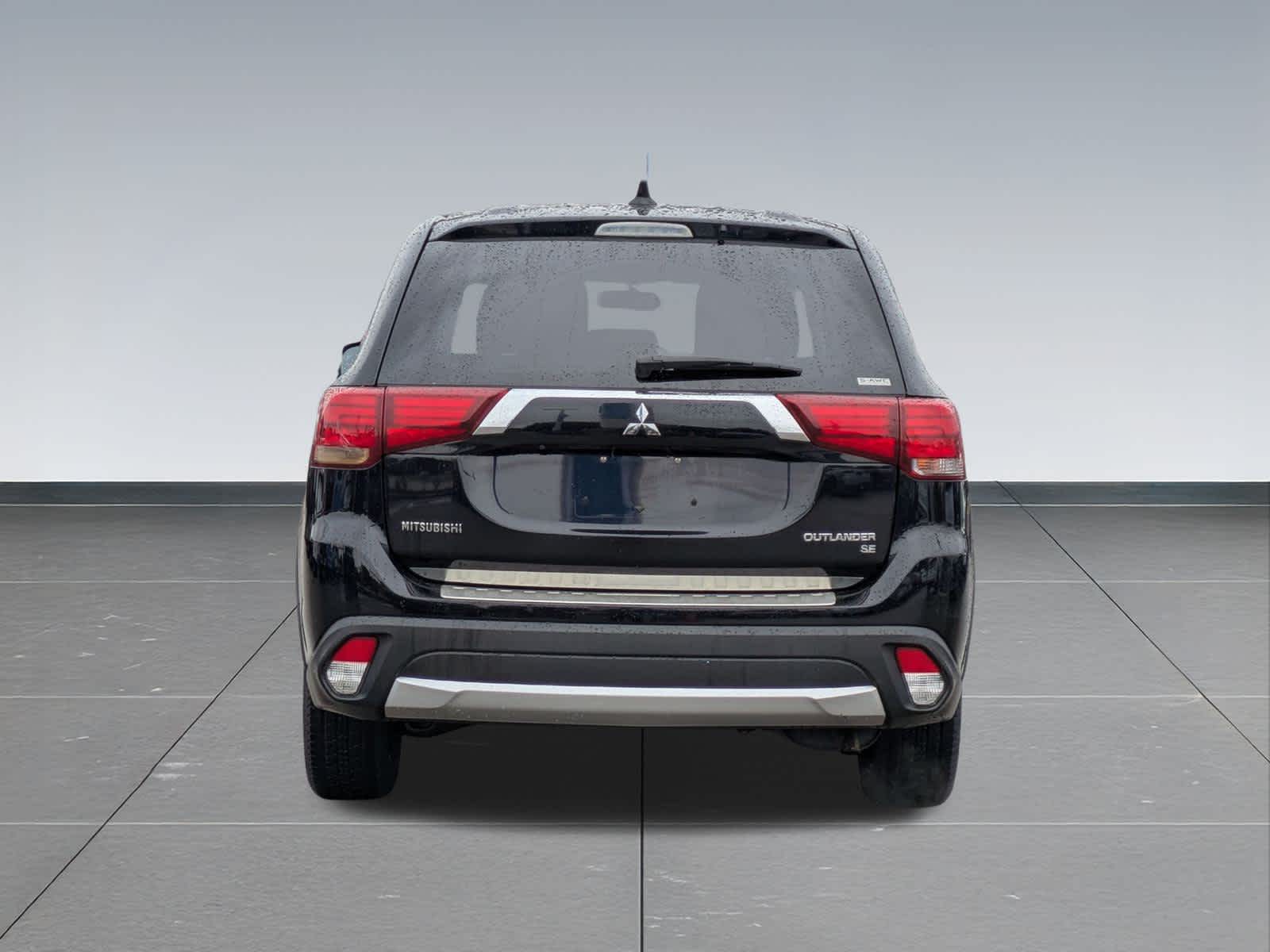 Thumbnail: 2017 Mitsubishi Outlander - 3