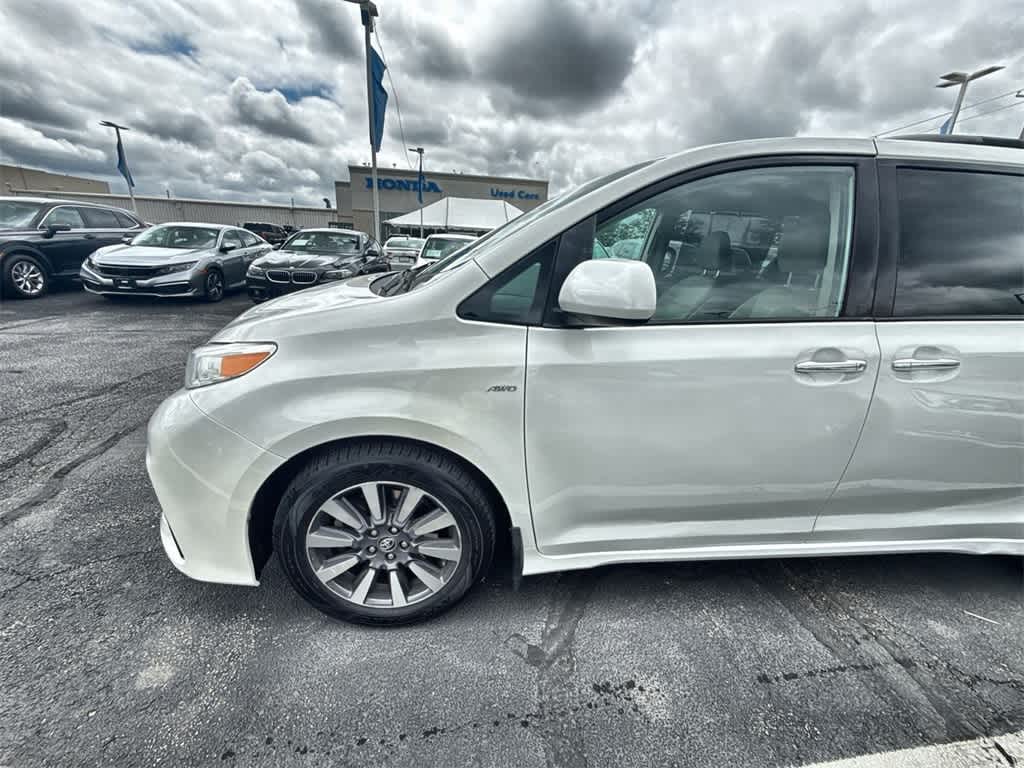 2020 Toyota Sienna XLE Premium photo 3