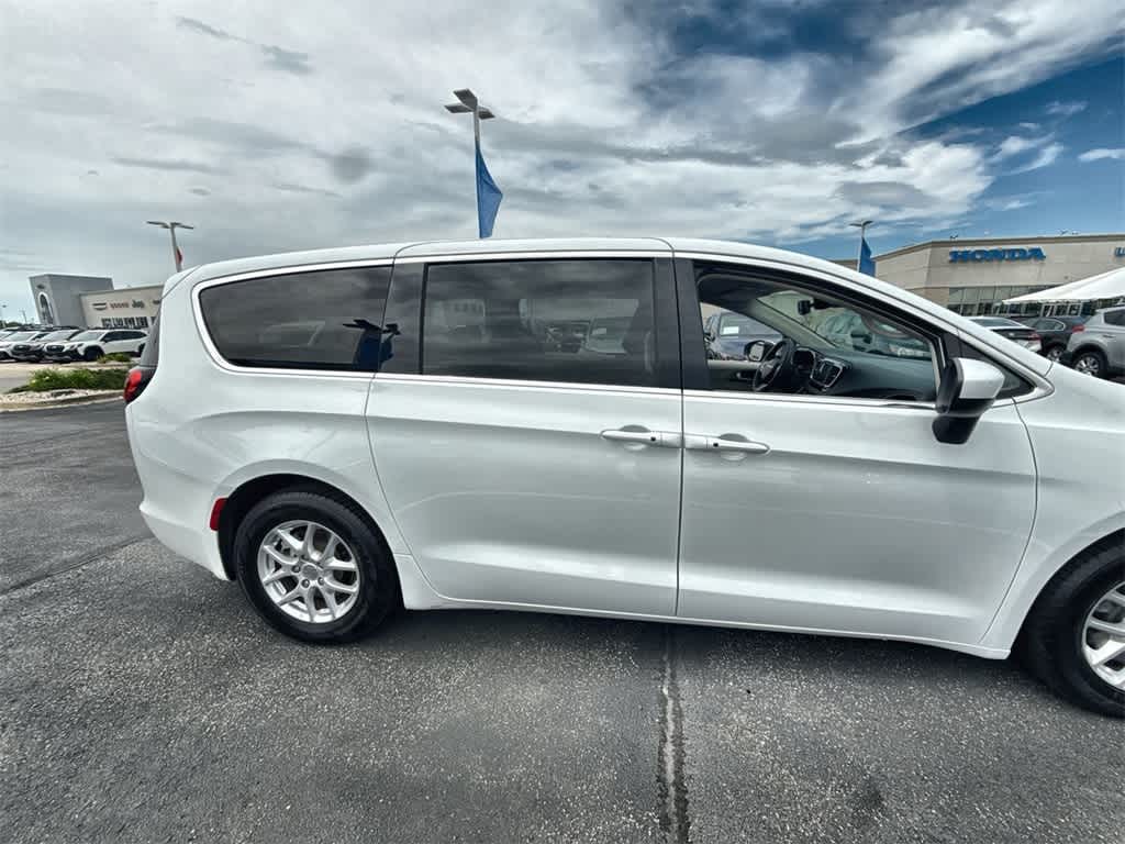 Thumbnail: 2023 Chrysler Voyager - 7