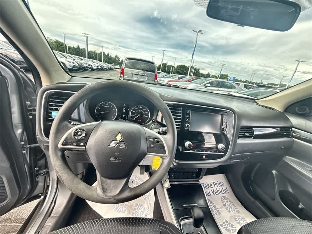Thumbnail: 2020 Mitsubishi Outlander - 14
