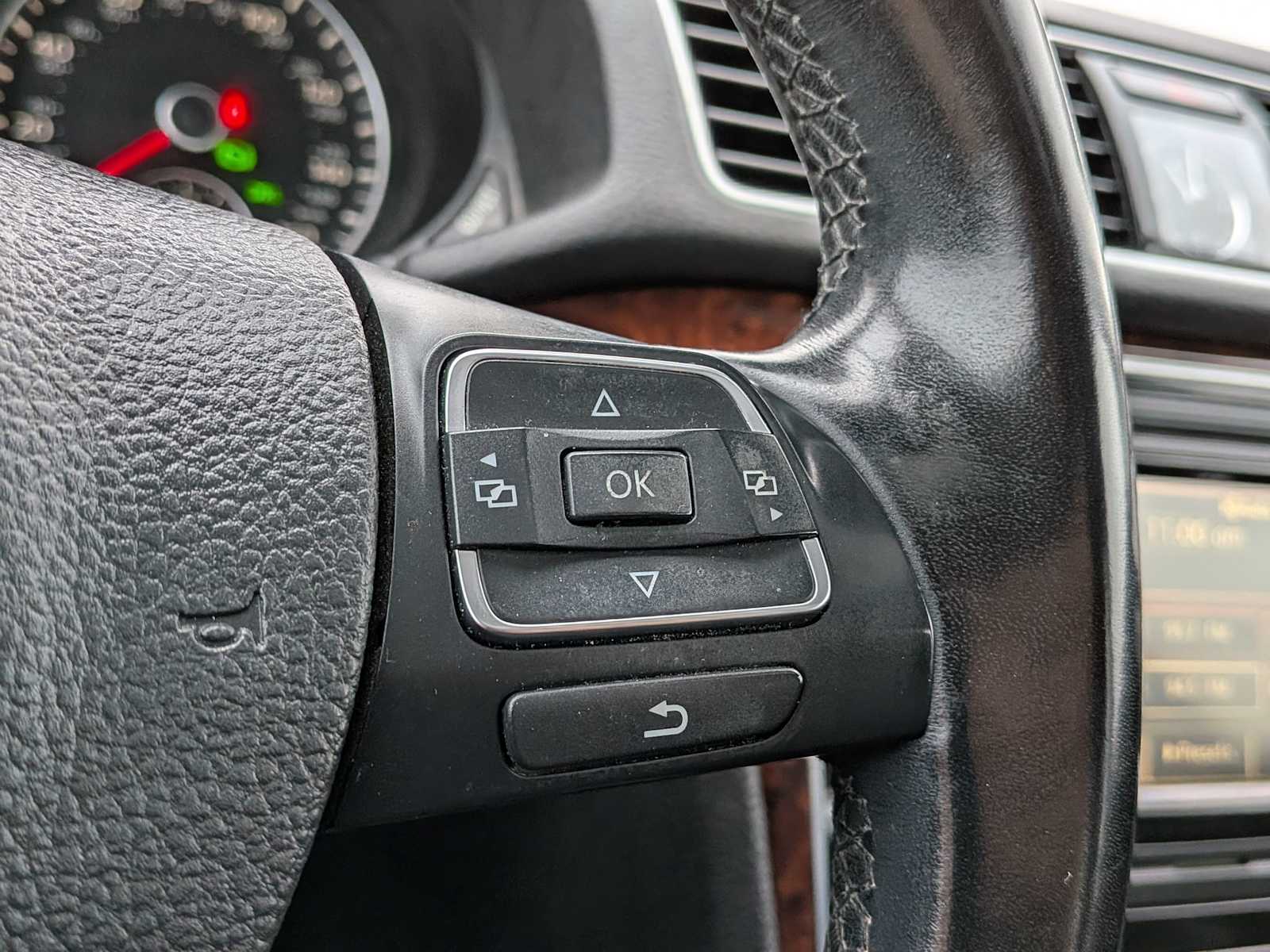 Thumbnail: 2013 Volkswagen Passat - 25