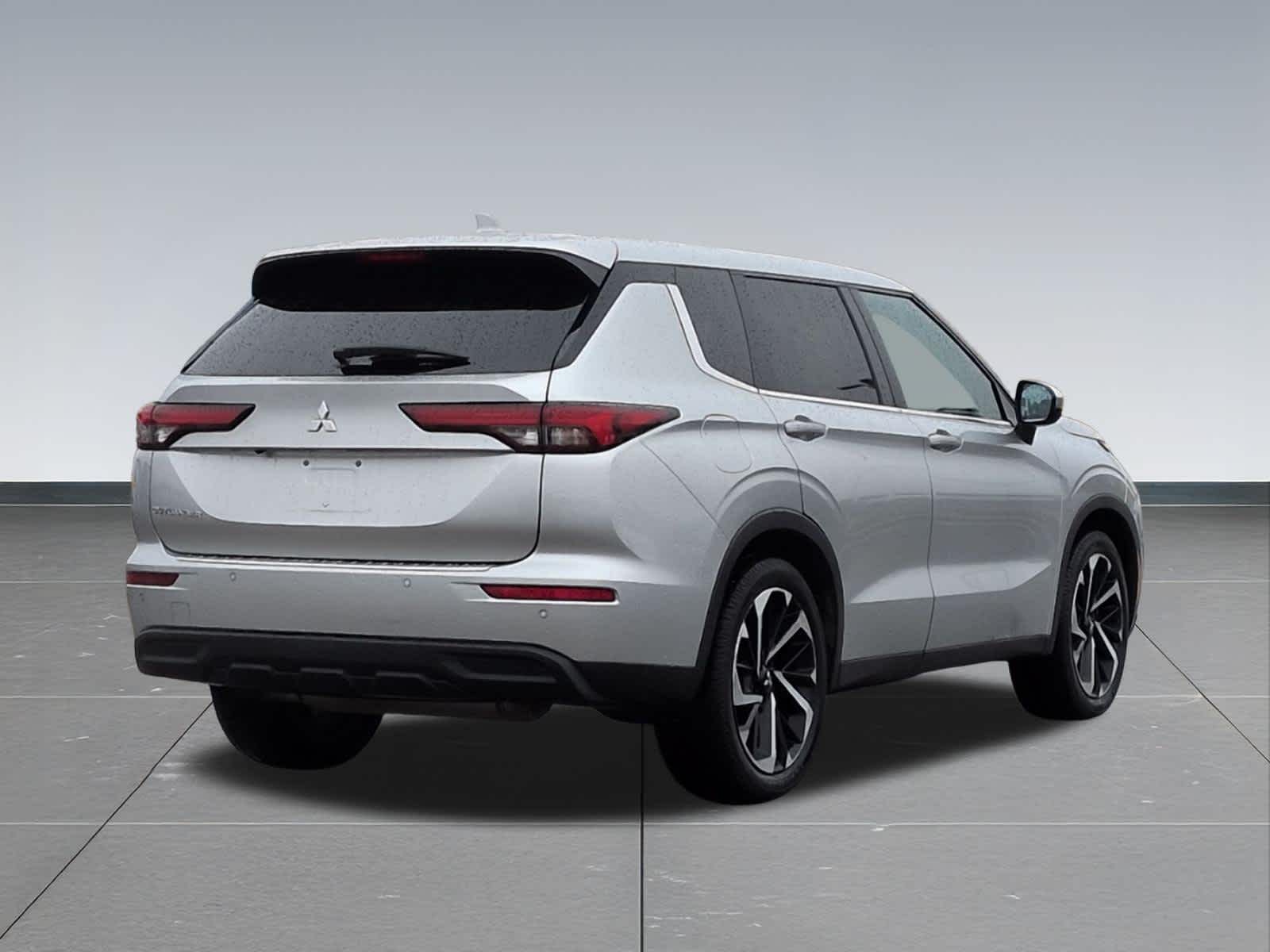 Thumbnail: 2022 Mitsubishi Outlander - 6