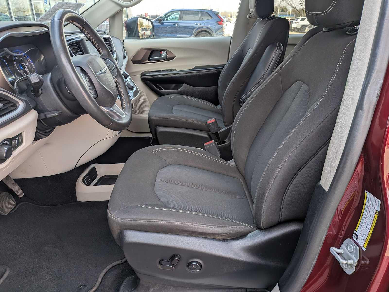 Thumbnail: 2022 Chrysler Voyager - 18