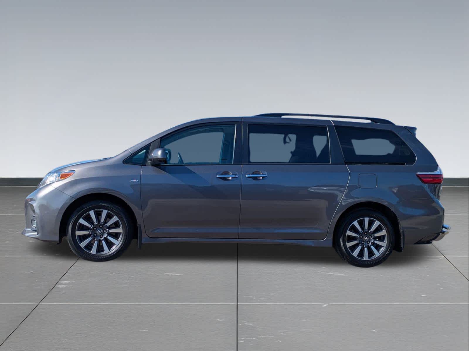 Thumbnail: 2019 Toyota Sienna - 3
