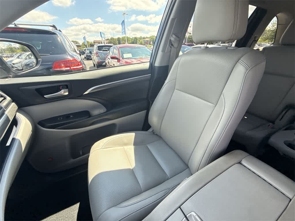 Thumbnail: 2019 Toyota Highlander - 22