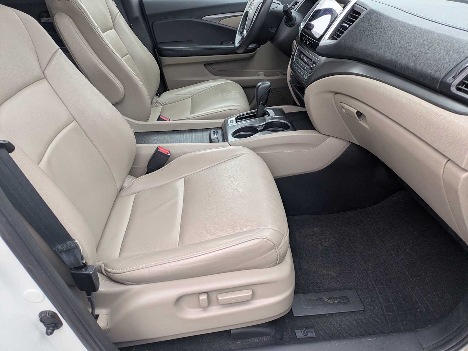 Thumbnail: 2017 Honda Pilot - 22