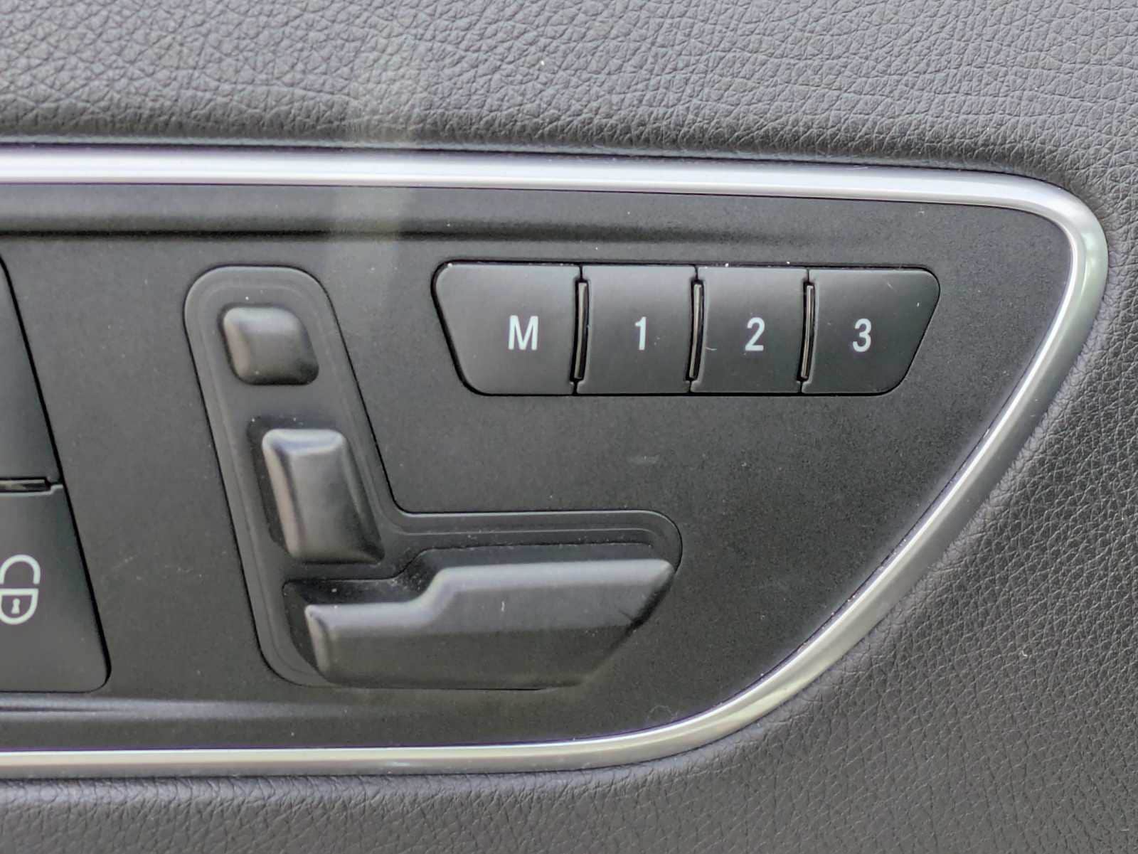 Thumbnail: 2016 Mercedes-Benz GLA - 16