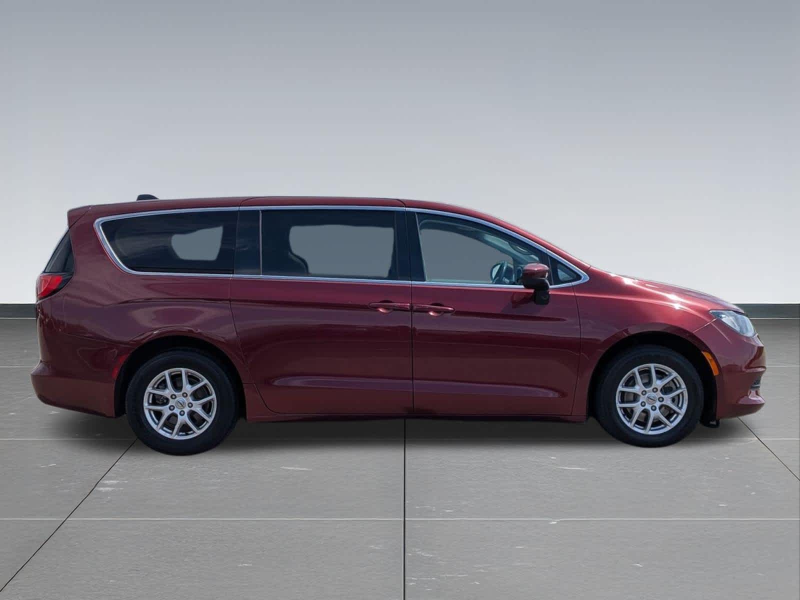 Thumbnail: 2022 Chrysler Voyager - 6