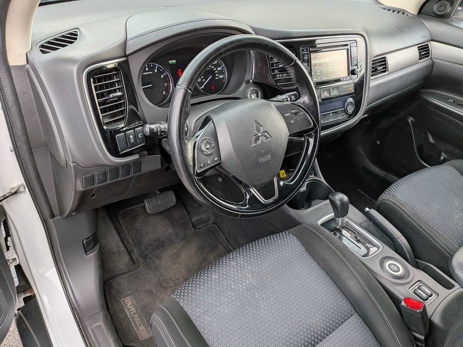 2016 Mitsubishi Outlander SE photo 2