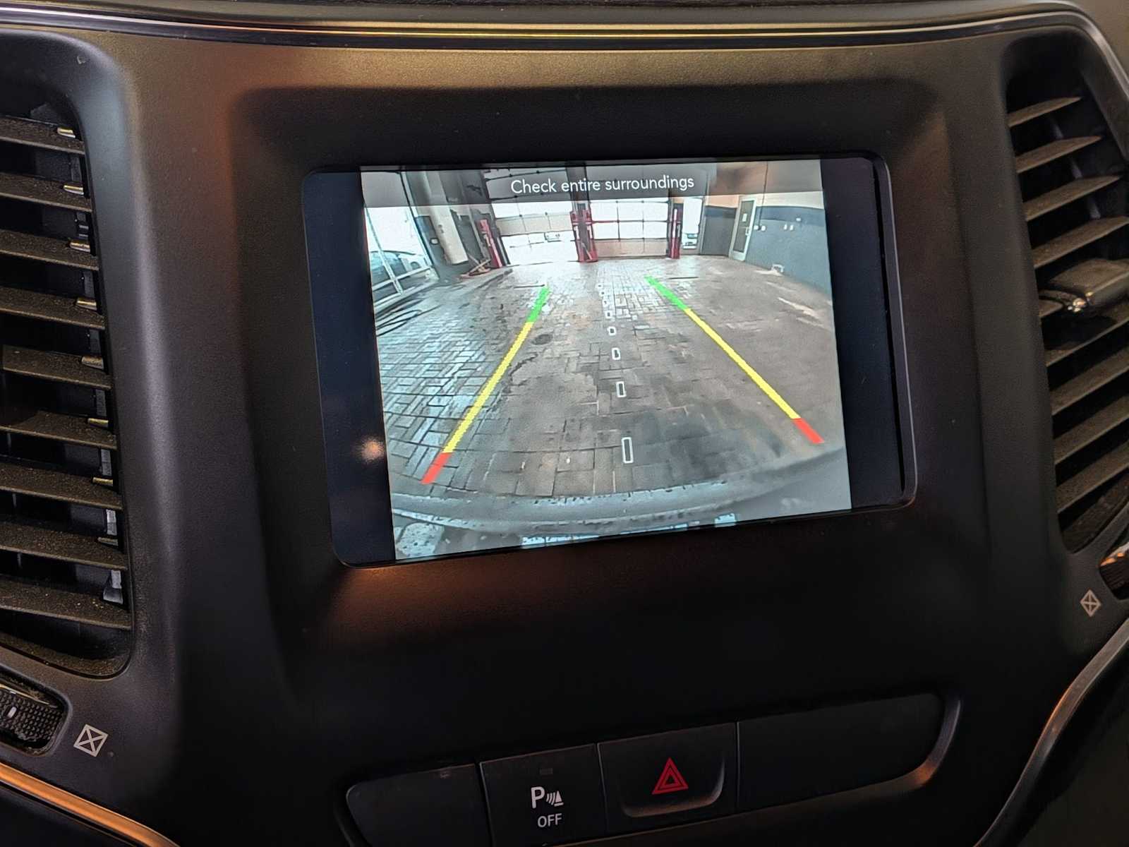 Thumbnail: 2019 Jeep Cherokee - 28