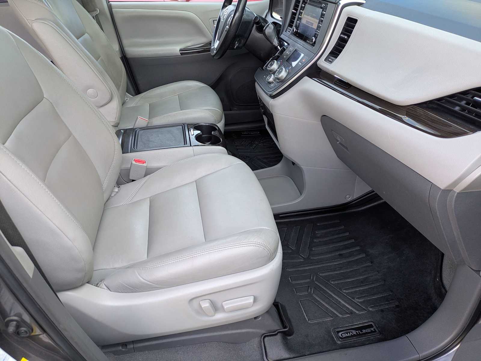 Thumbnail: 2019 Toyota Sienna - 21