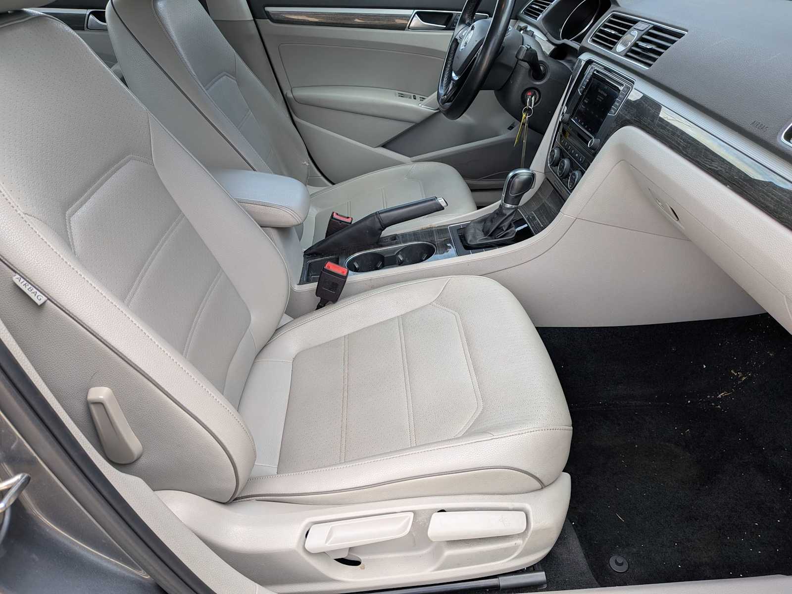 Thumbnail: 2016 Volkswagen Passat - 21