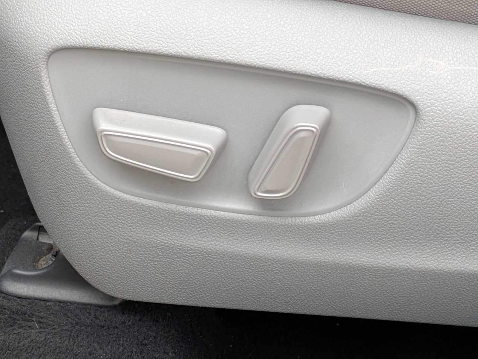 Thumbnail: 2022 Toyota Highlander - 15