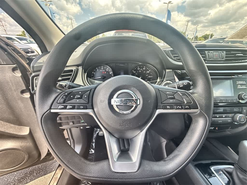 Thumbnail: 2017 Nissan Rogue Sport - 20