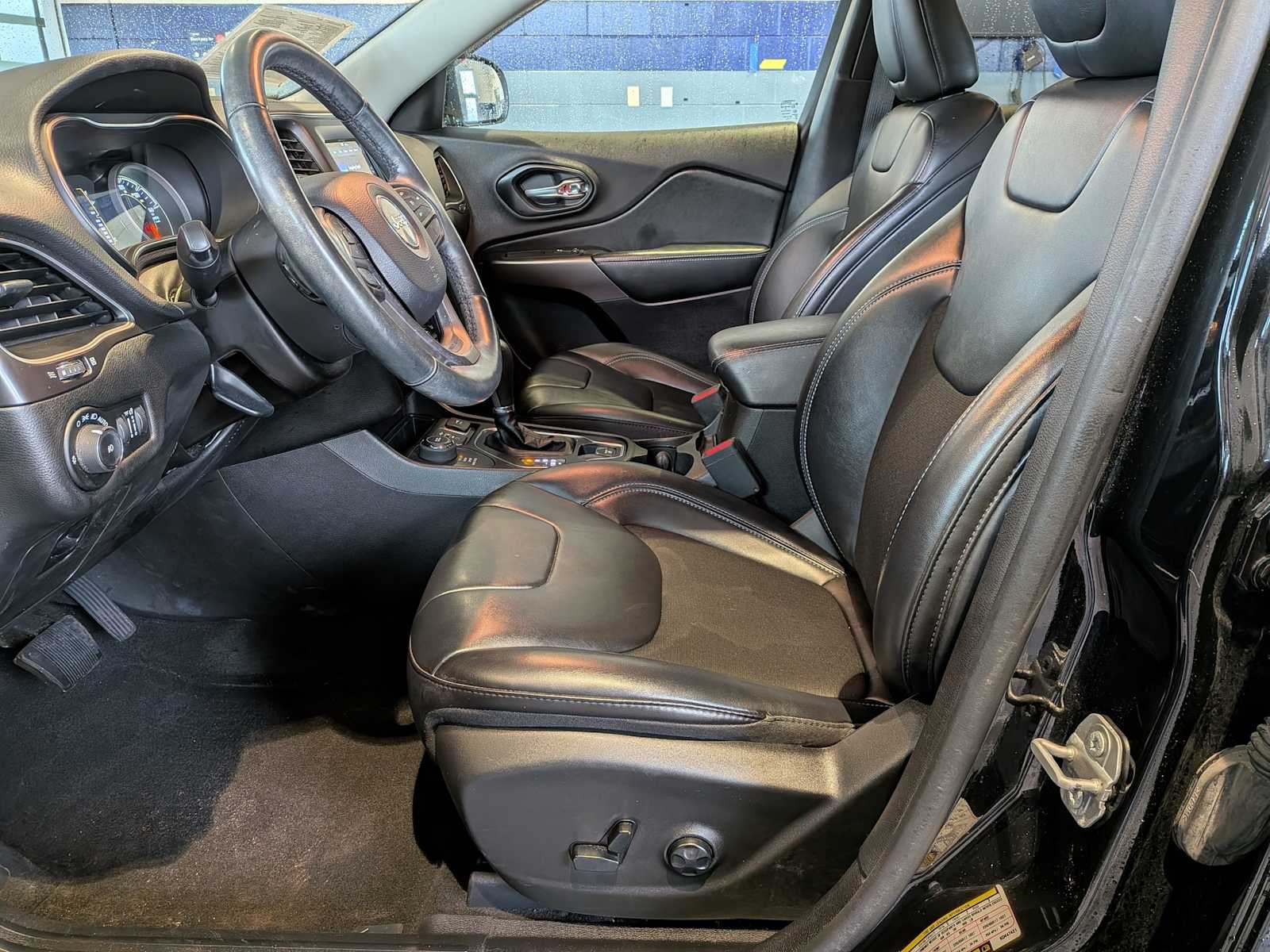 Thumbnail: 2019 Jeep Cherokee - 15