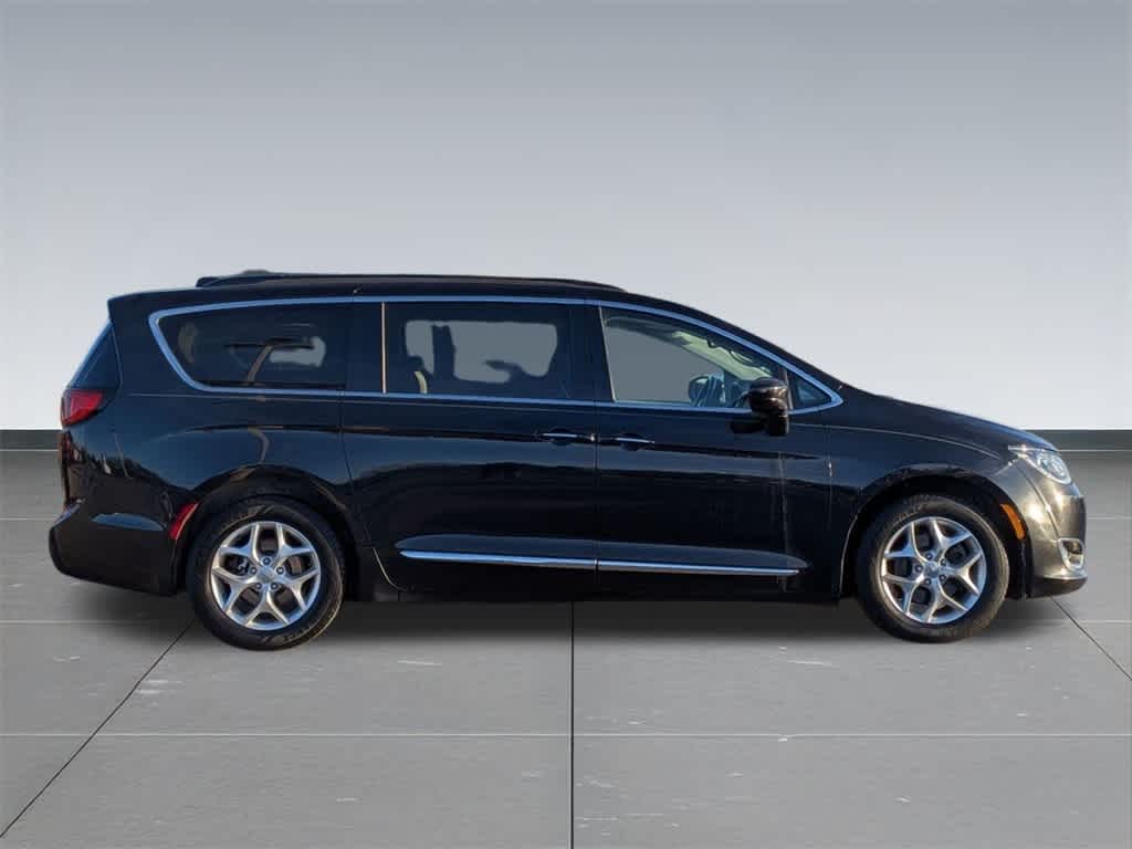 Thumbnail: 2017 Chrysler Pacifica - 7