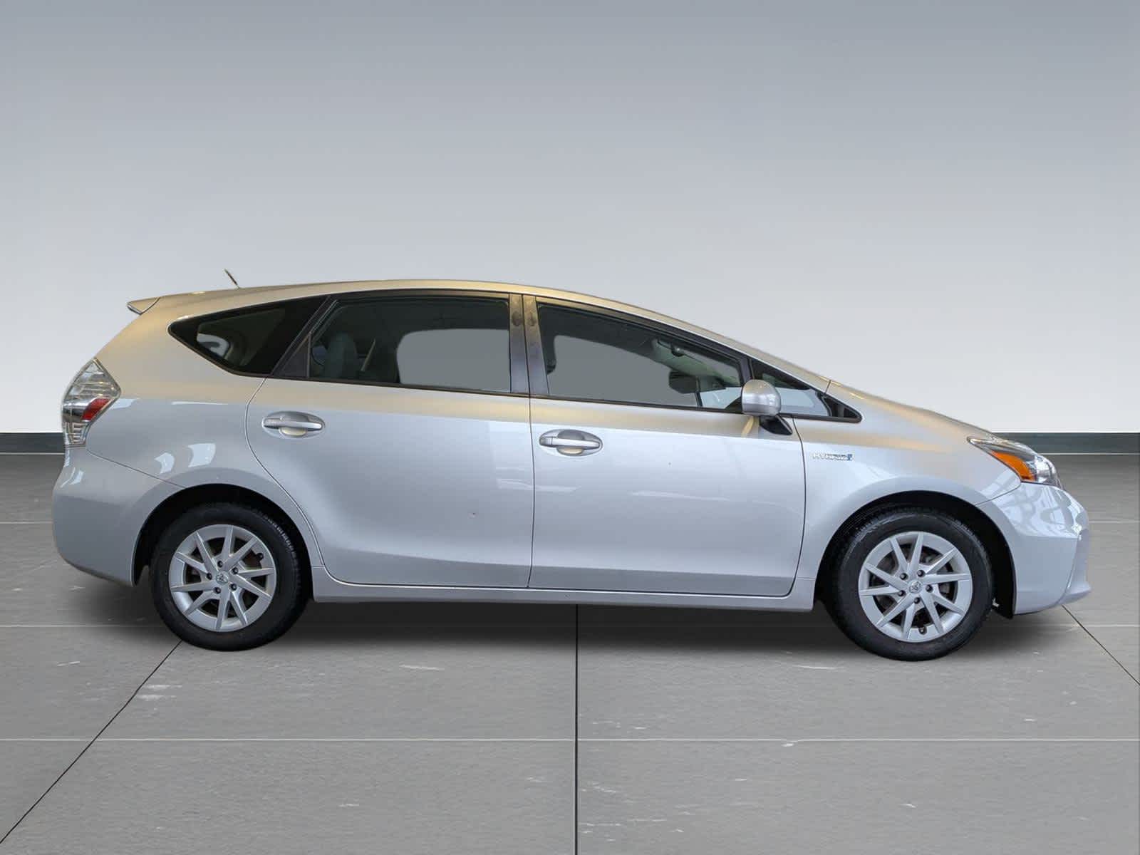 Thumbnail: 2014 Toyota Prius v - 7