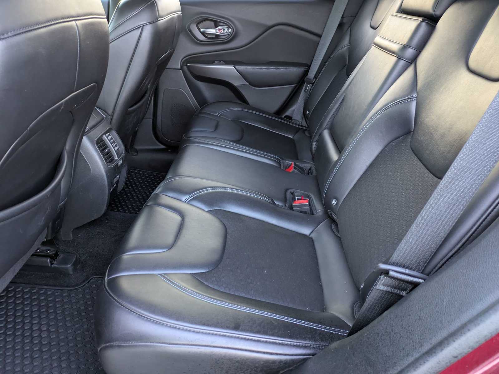 Thumbnail: 2019 Jeep Cherokee - 15