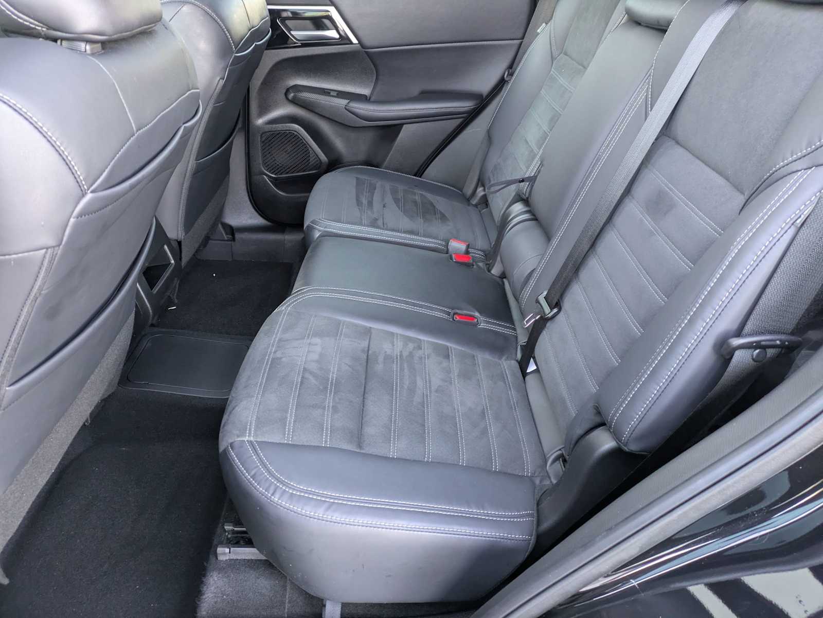 Thumbnail: 2023 Mitsubishi Outlander - 19