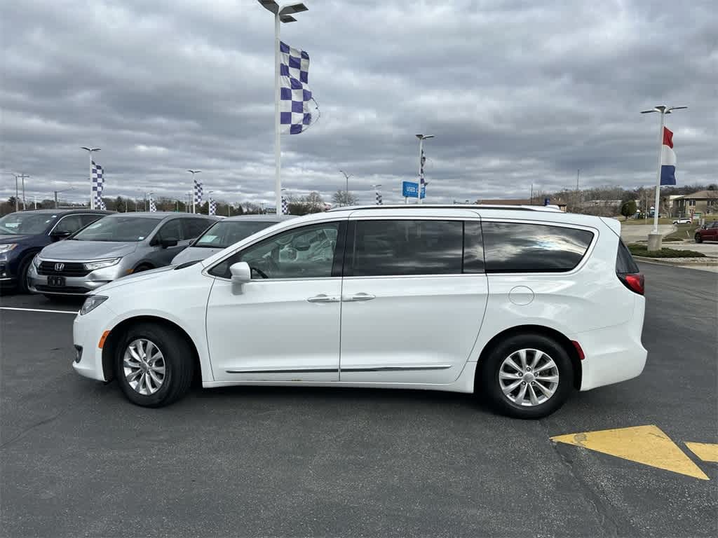2019 Chrysler Pacifica Touring 3