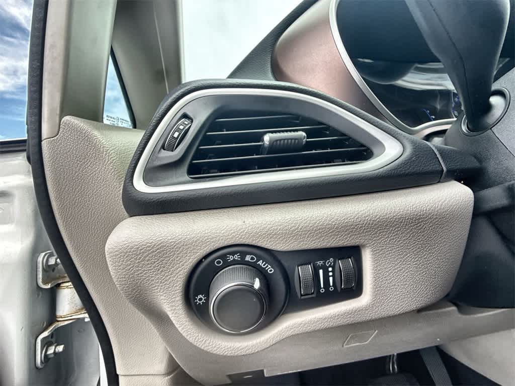 Thumbnail: 2023 Chrysler Voyager - 15