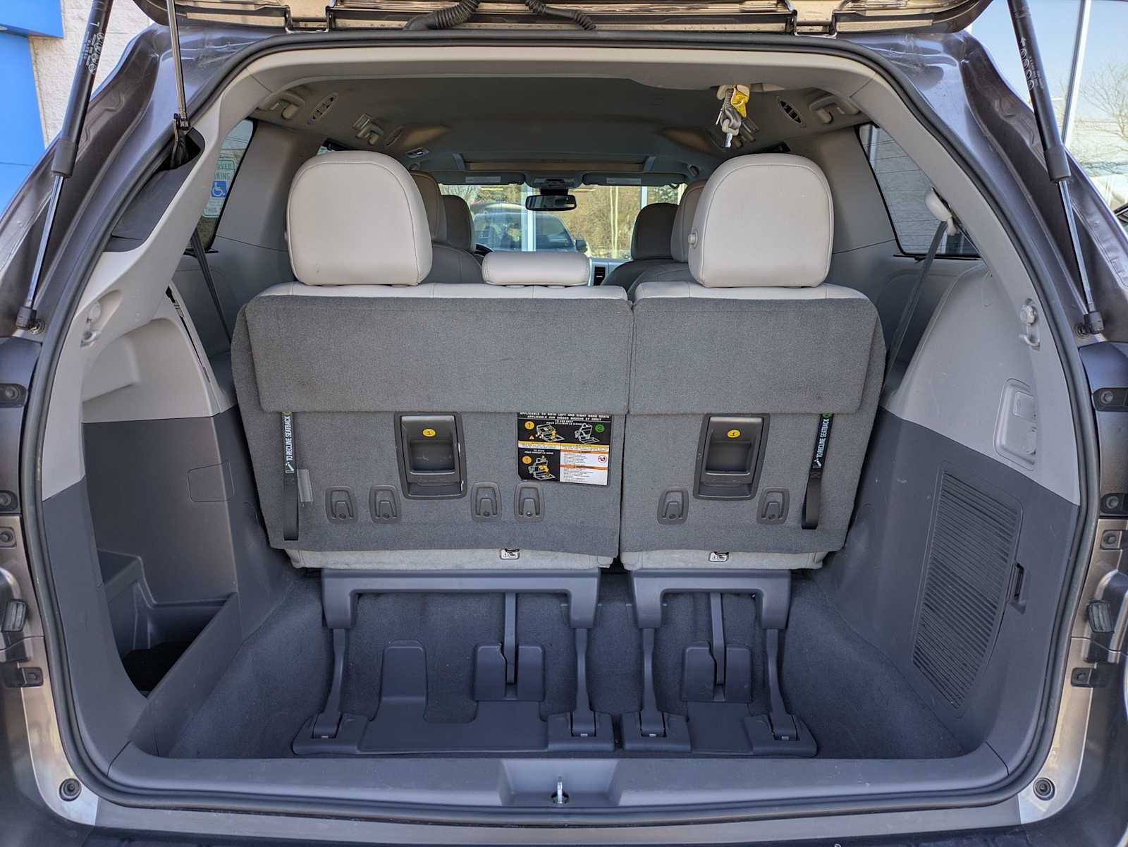 Thumbnail: 2019 Toyota Sienna - 32