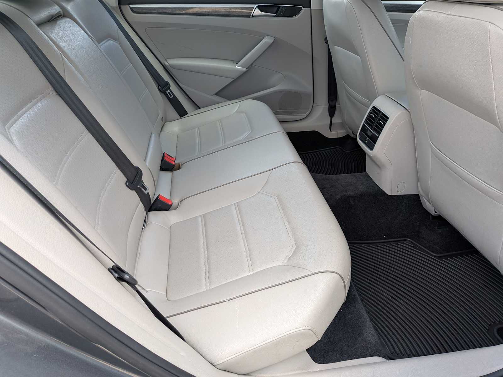 Thumbnail: 2016 Volkswagen Passat - 20