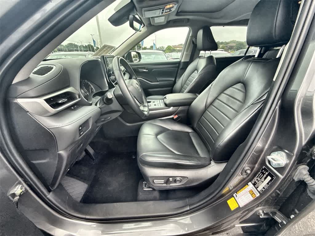 2022 Toyota Highlander XLE photo 2