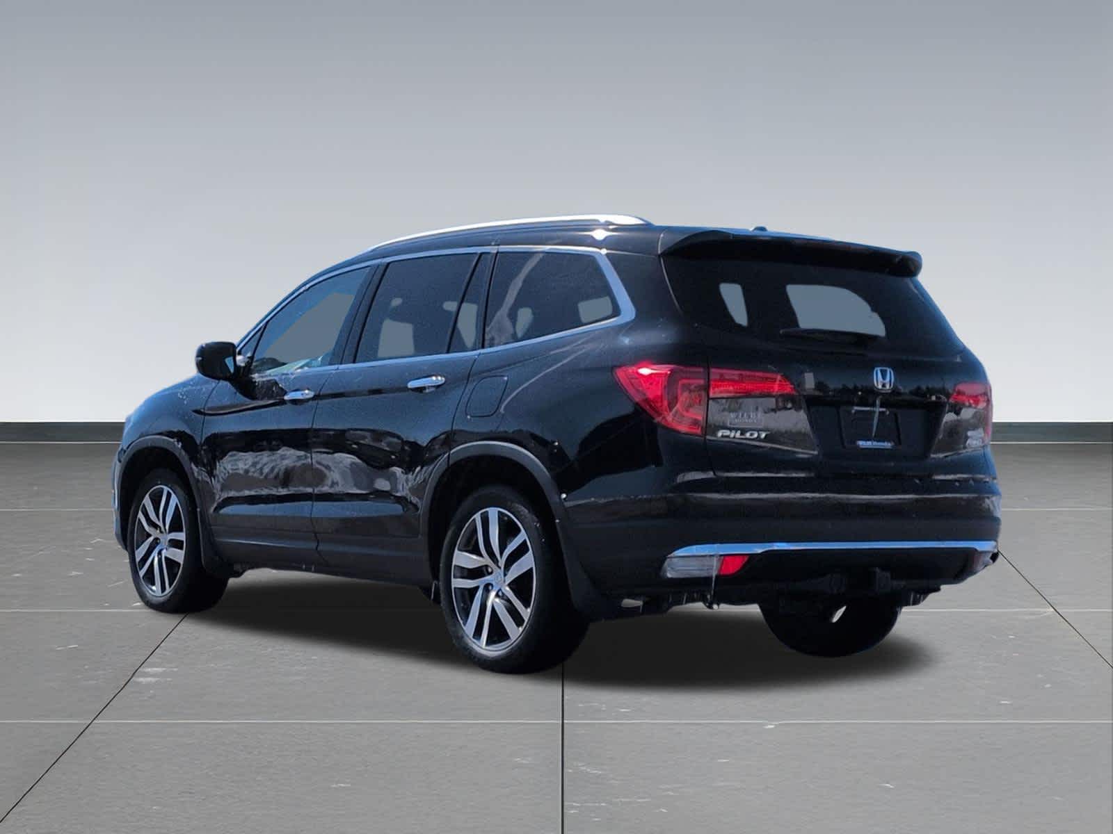 Thumbnail: 2017 Honda Pilot - 4