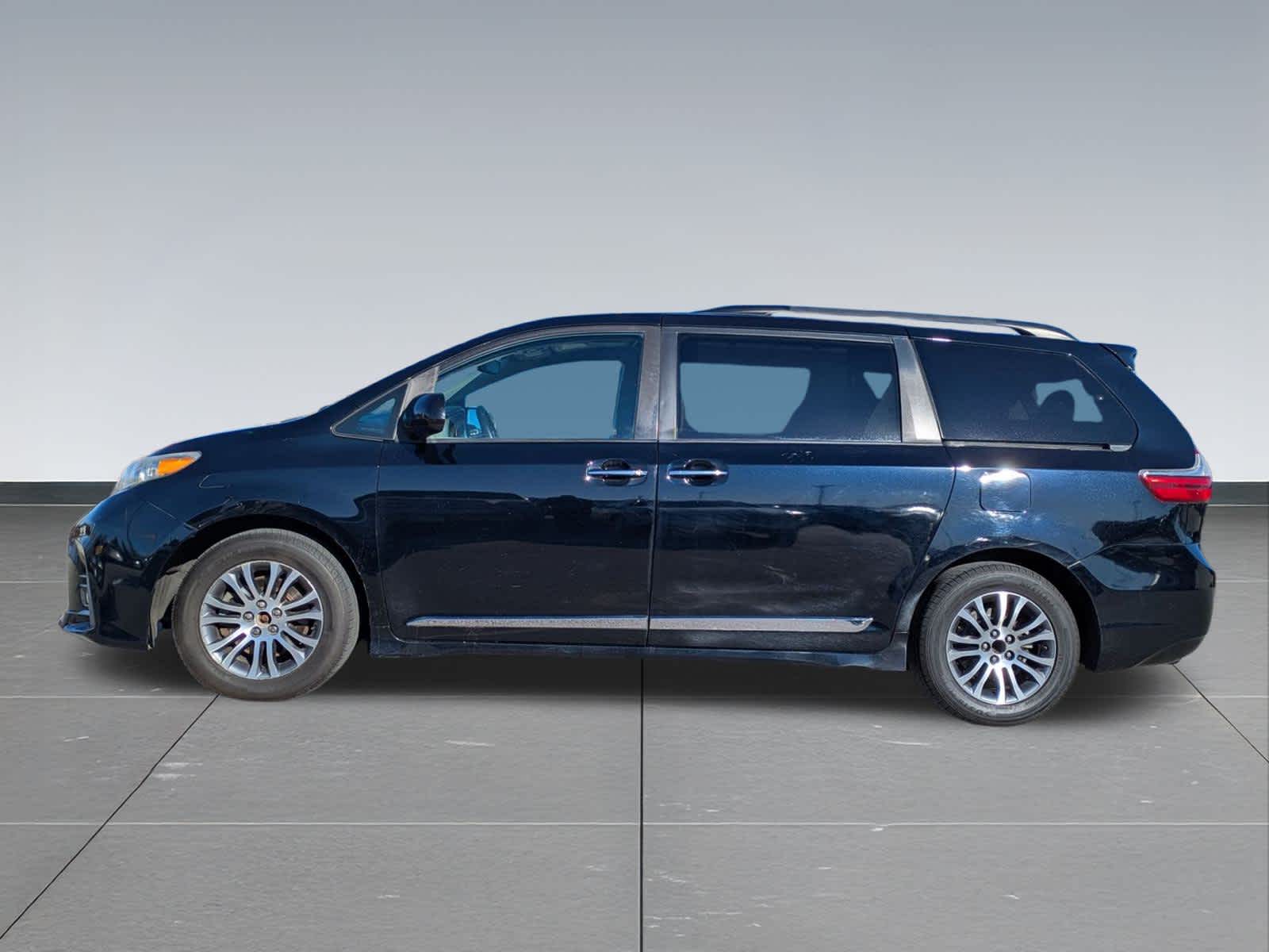Thumbnail: 2018 Toyota Sienna - 3