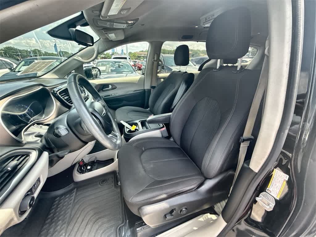 Thumbnail: 2018 Chrysler Pacifica - 15