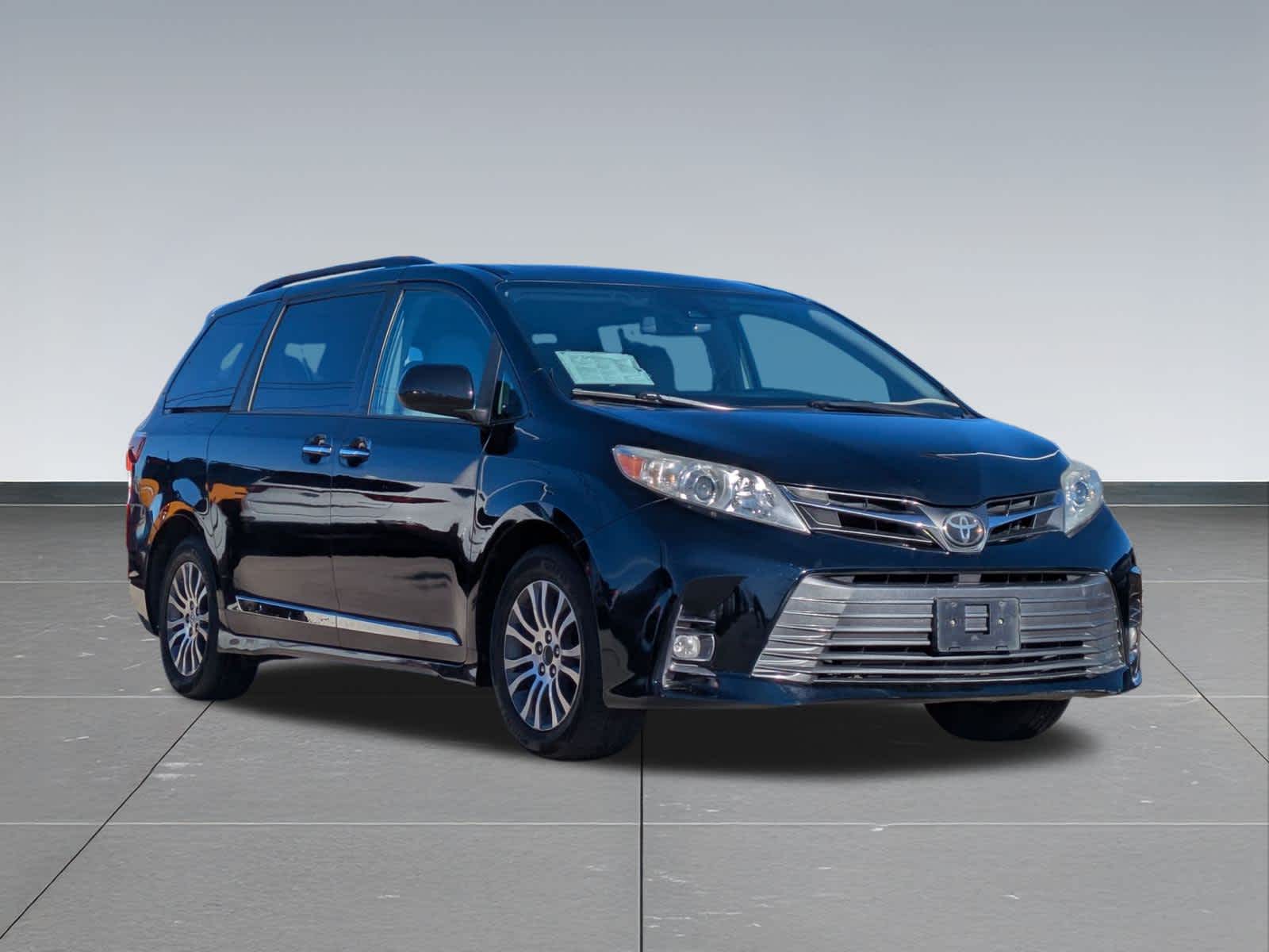 Thumbnail: 2018 Toyota Sienna - 8