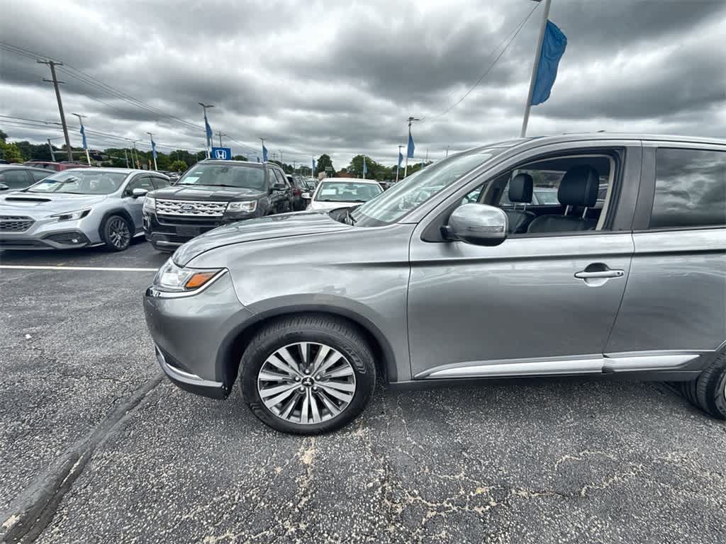 Thumbnail: 2020 Mitsubishi Outlander - 3