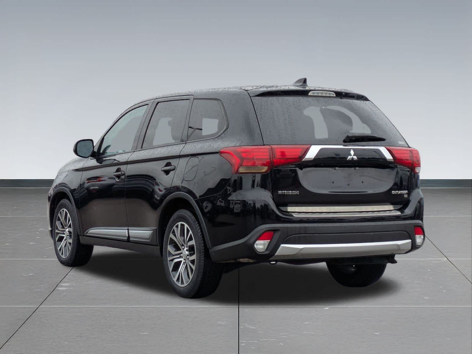 Thumbnail: 2017 Mitsubishi Outlander - 2