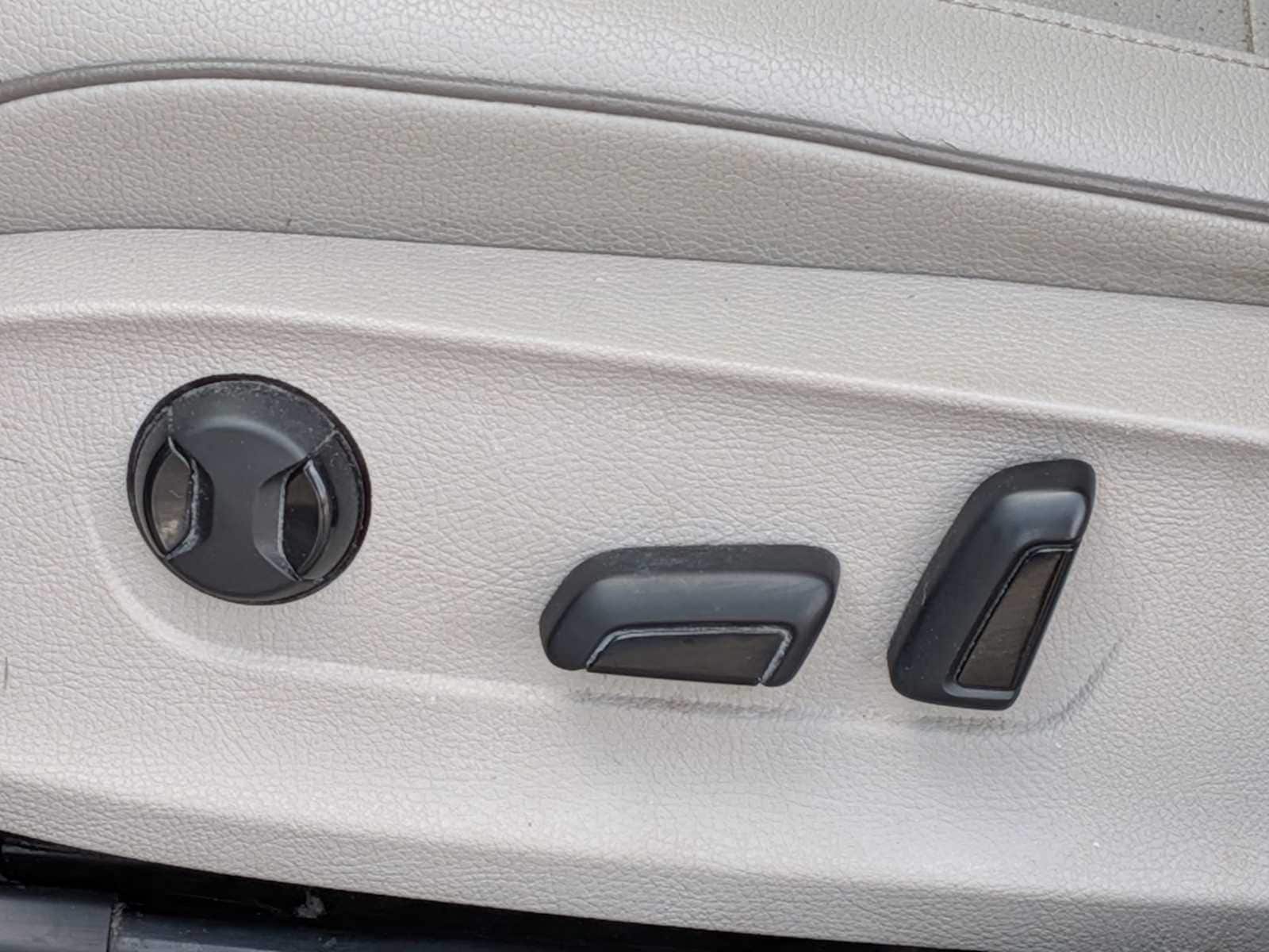 Thumbnail: 2016 Volkswagen Passat - 16